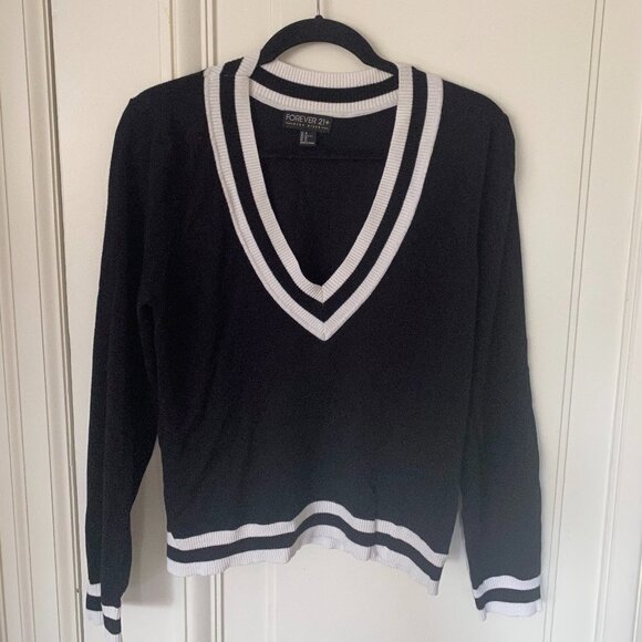 Black & White V-Neck Long-Sleeve Plunge Neck Sweater - Picture 2 of 4